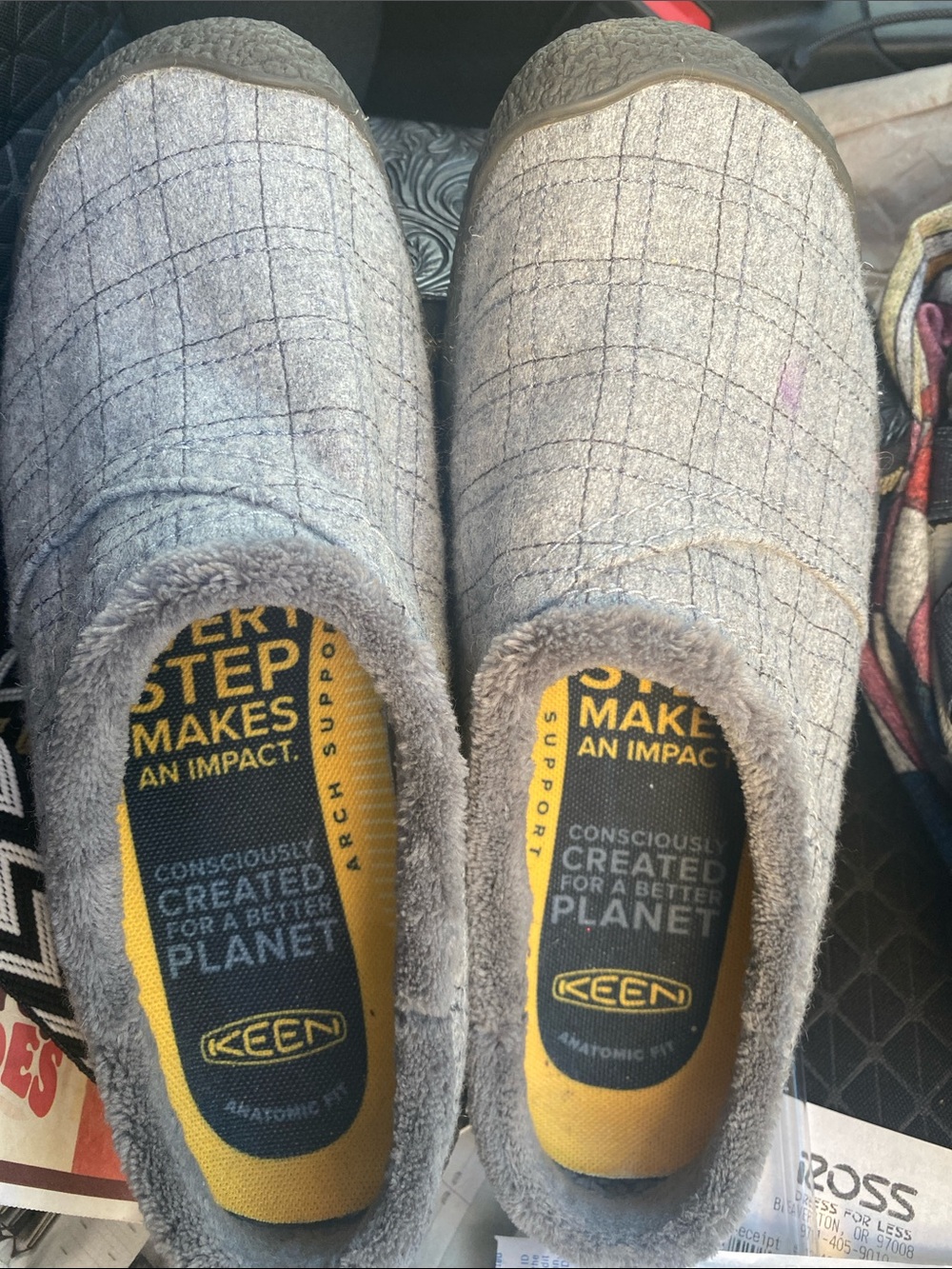 Preowned womenโs KEEN Gray Plaid Slip-On clogs 7.5 US excellent